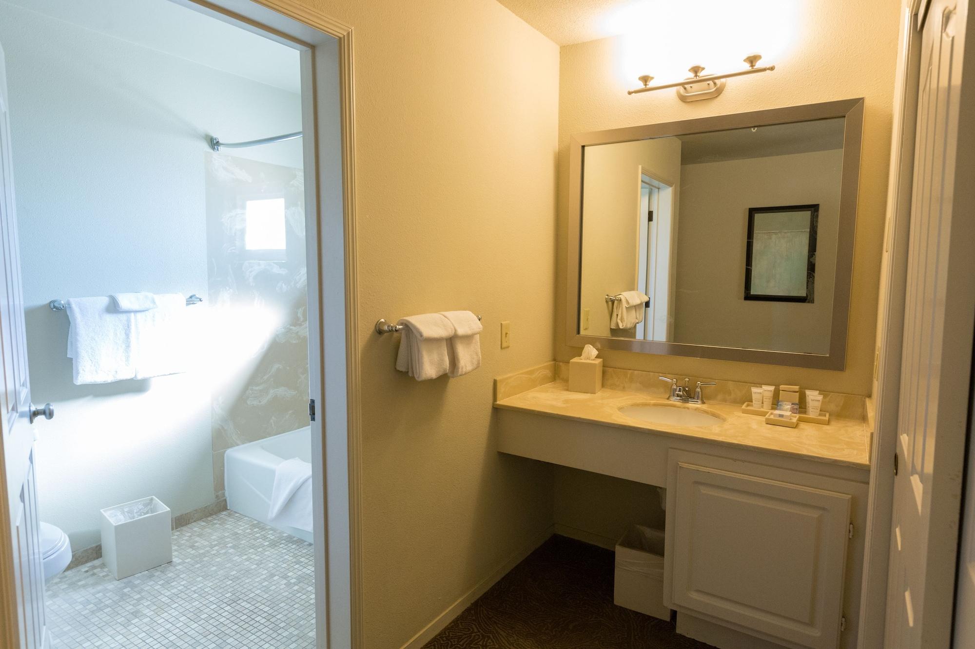 Cambria Landing Inn And Suites Екстер'єр фото