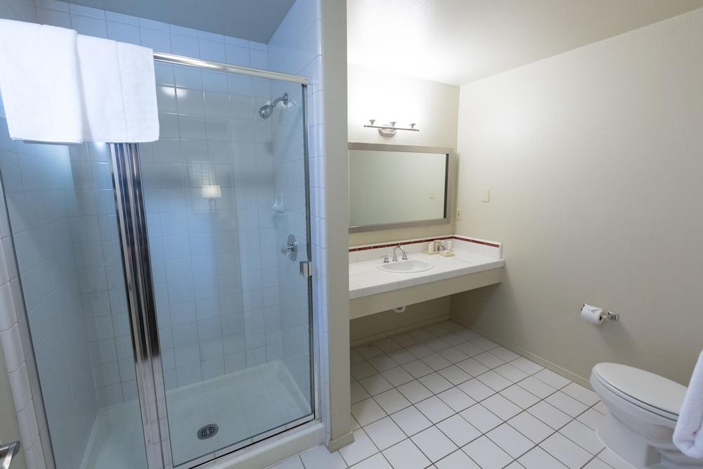 Cambria Landing Inn And Suites Екстер'єр фото
