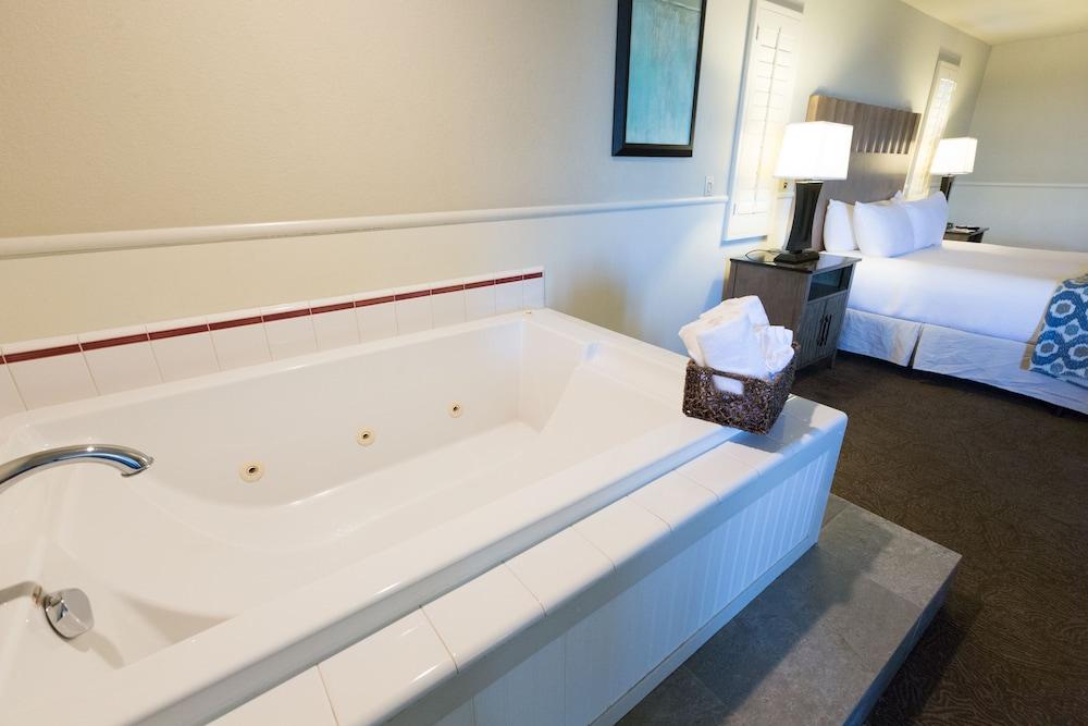 Cambria Landing Inn And Suites Екстер'єр фото