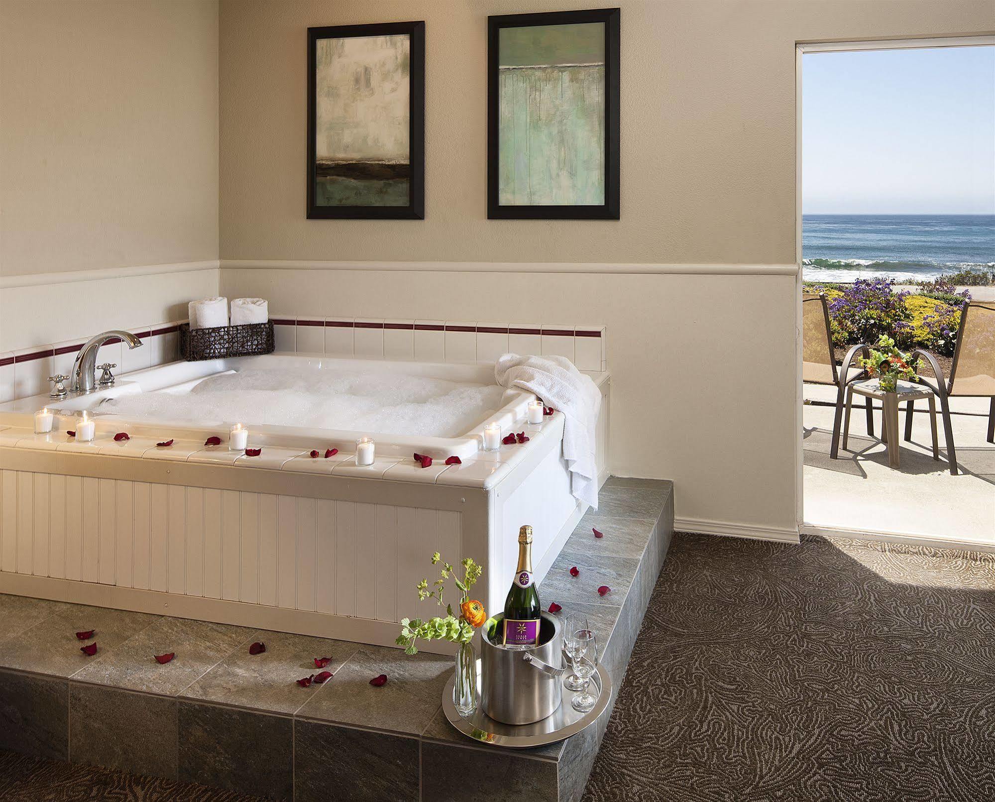 Cambria Landing Inn And Suites Екстер'єр фото