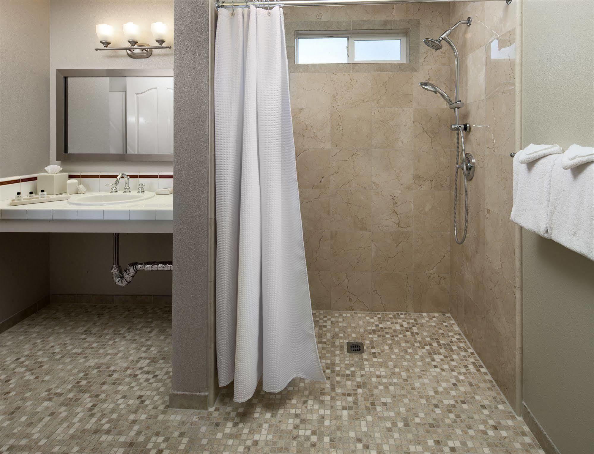 Cambria Landing Inn And Suites Екстер'єр фото